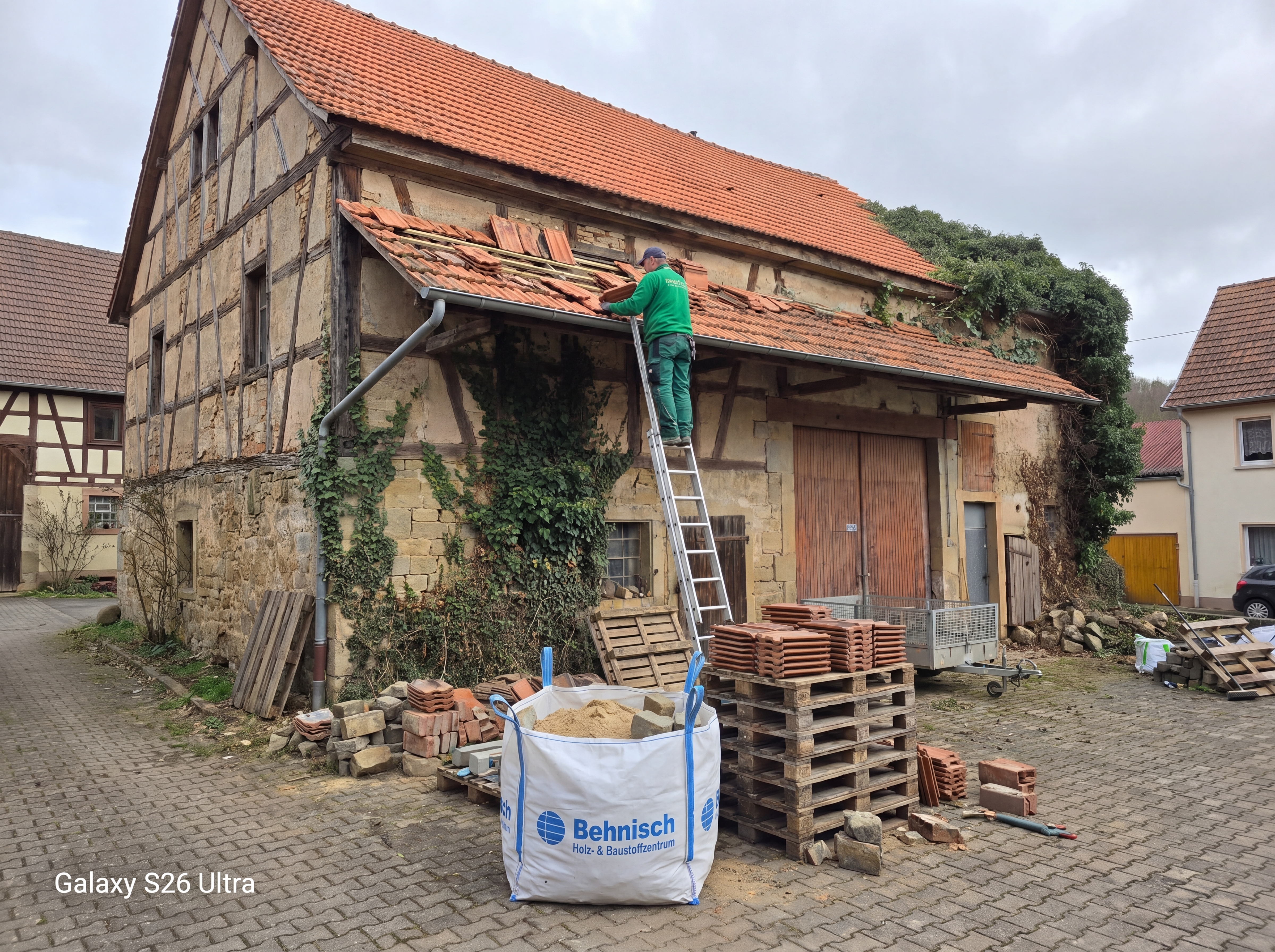 Dacharbeiten an historischem Fachwerkhaus